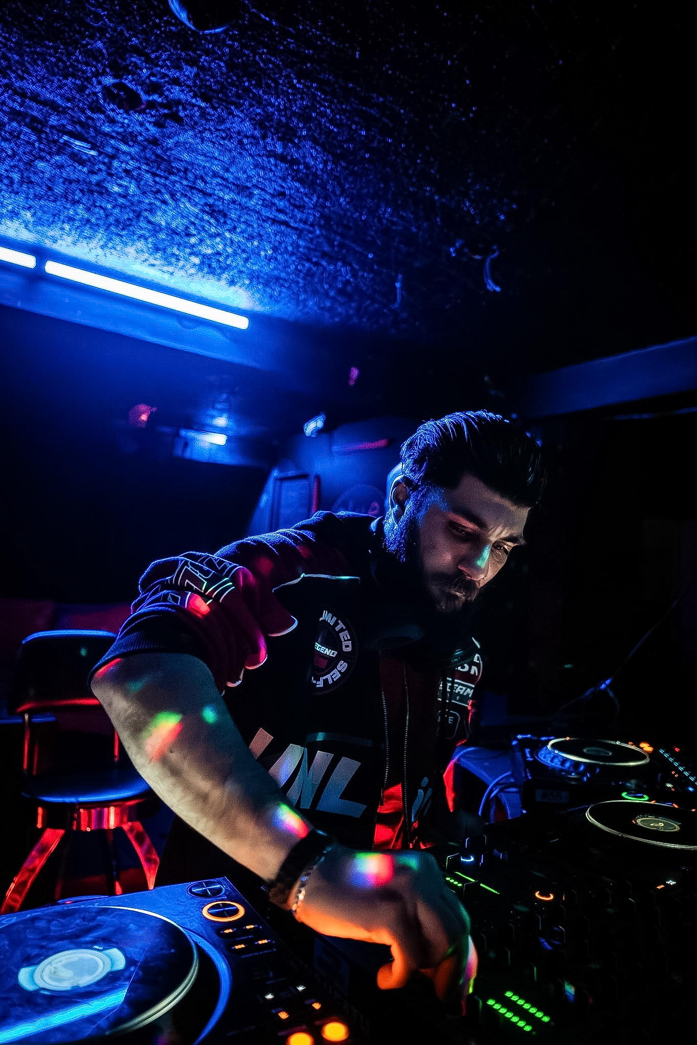 Light Musik mixing in warm club light